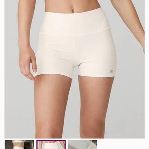 Alo Yoga Airlift shorts ivory Small